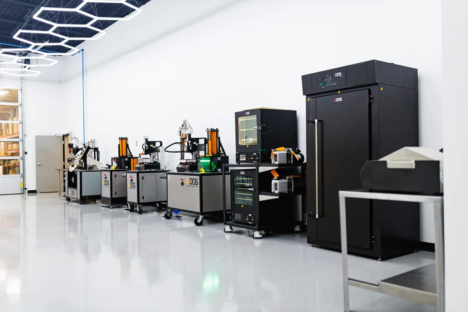 DDS showroom with filling machines and ovens