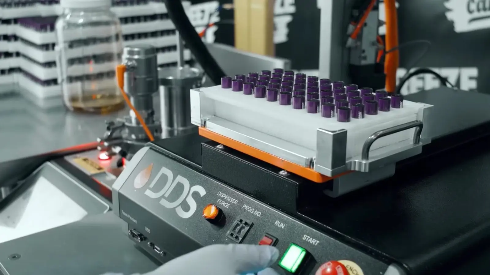 Cartridge tray with purple tips on a DDS filler
