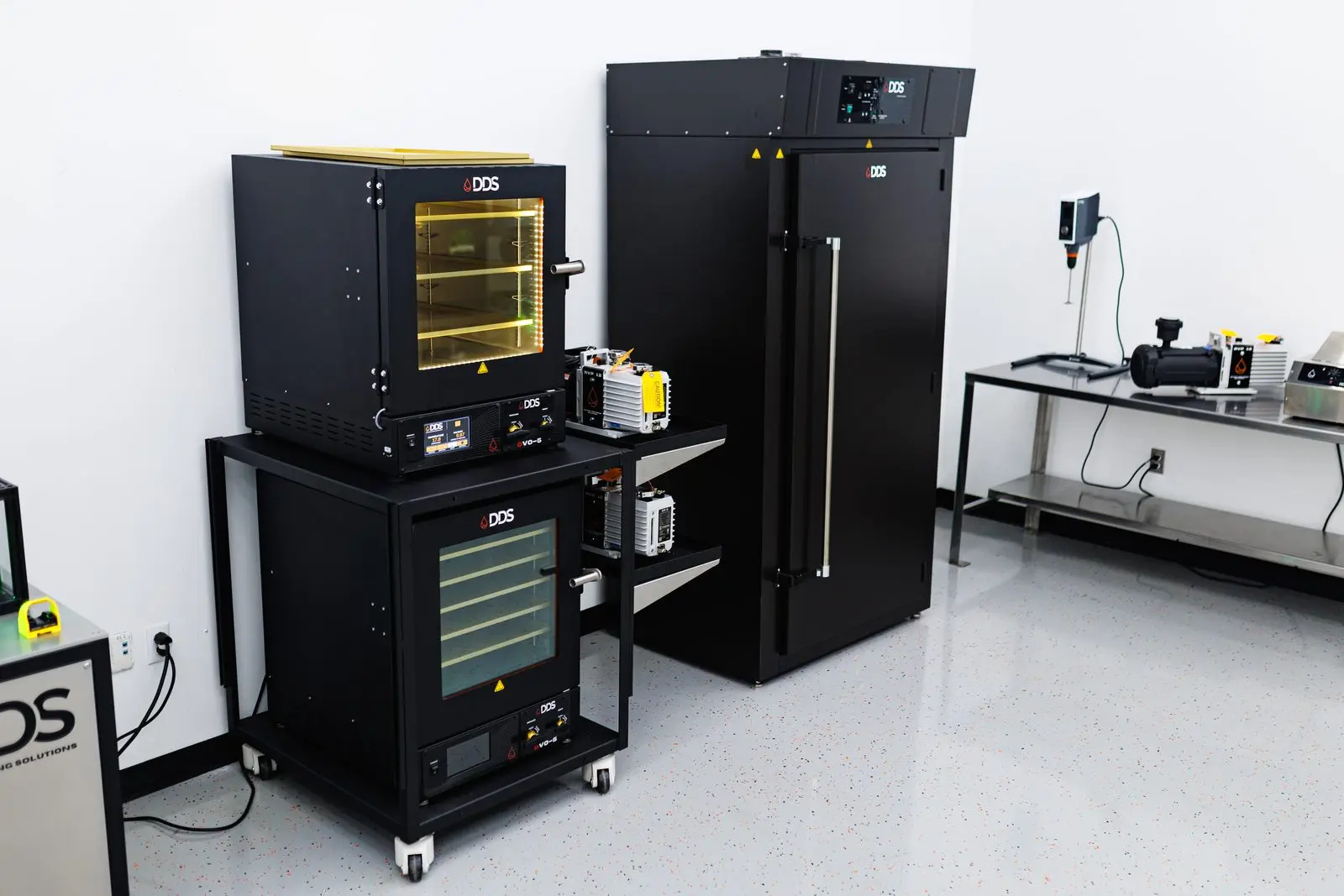 DDS vacuum ovens and a dry oven with a vacuum pump